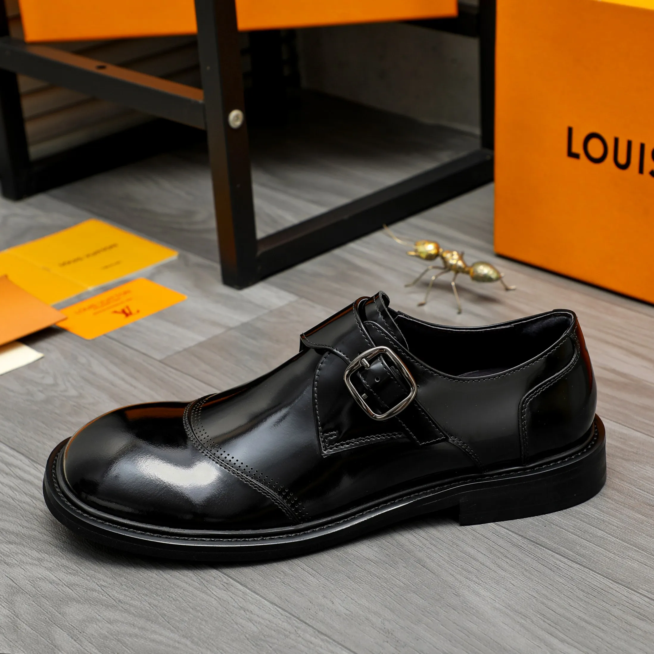 Men's Men's Shoes 💰580 Product trademark: LV "Louis Vuitton" business buckle slip-ons Leather shoes Regular size: 37-46 Product materials: Selected high-quality pearlescent cowhide upper, pigskin lining, rubber outsole